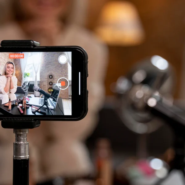 beauty-vlogger-doing-video-her-followers_23-2148916309-600x600